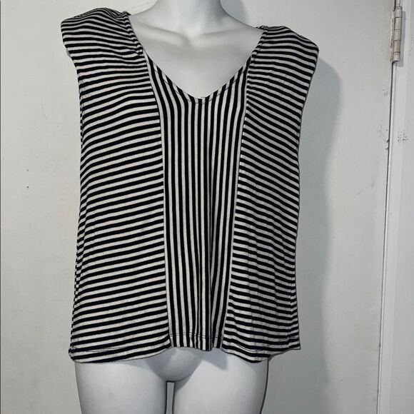 EVEREVE Laney Black + White Striped Structured Padded Shoulder Sleeveless Top-M - Picture 2 of 10